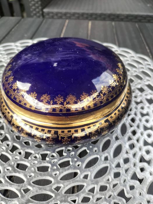 Szkatułka z porcelany na biżuterię