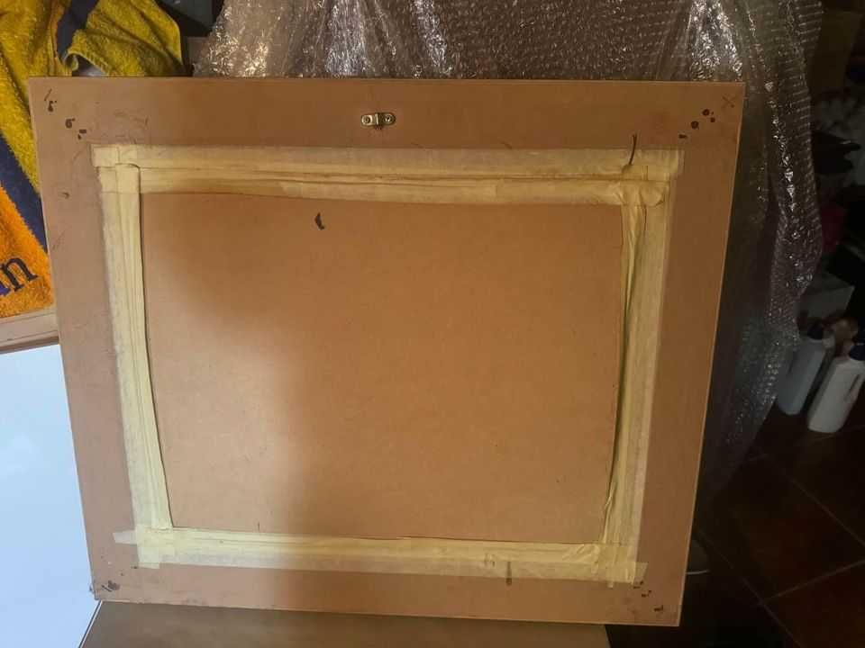 Quadro com armação em madeira dourada