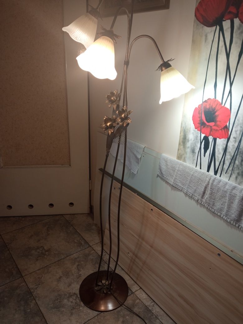 Lampa stojąca podłogowa