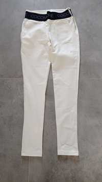Białe spodnie na suwak