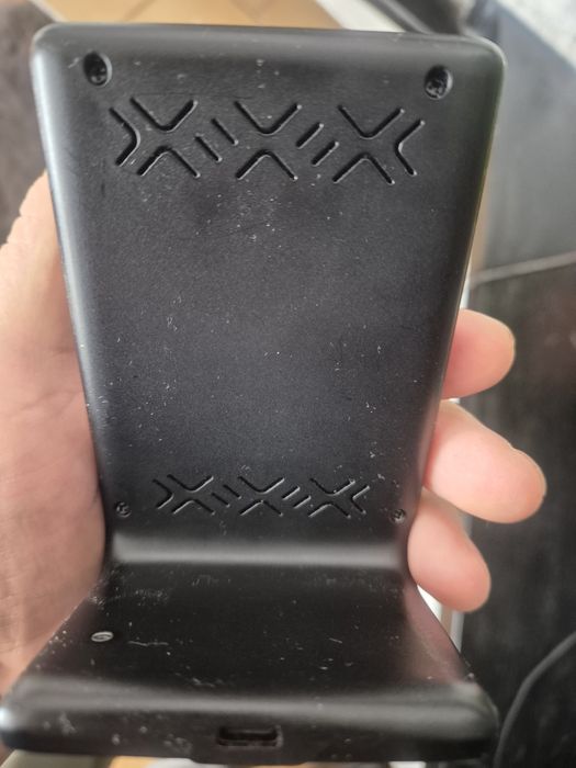 Iniu szybka ładowarka indukcyjna.