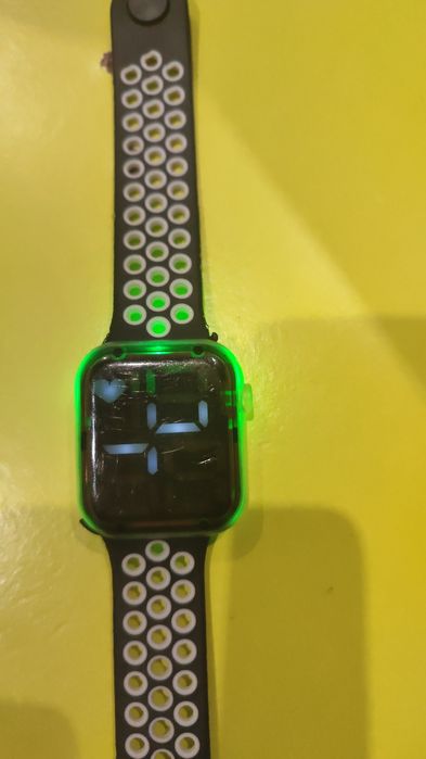Годинник,розумний годинник Apple Watch.