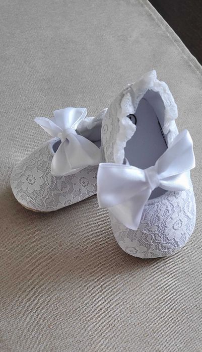 Buciki niechodki dla dziewczynki do chrztu