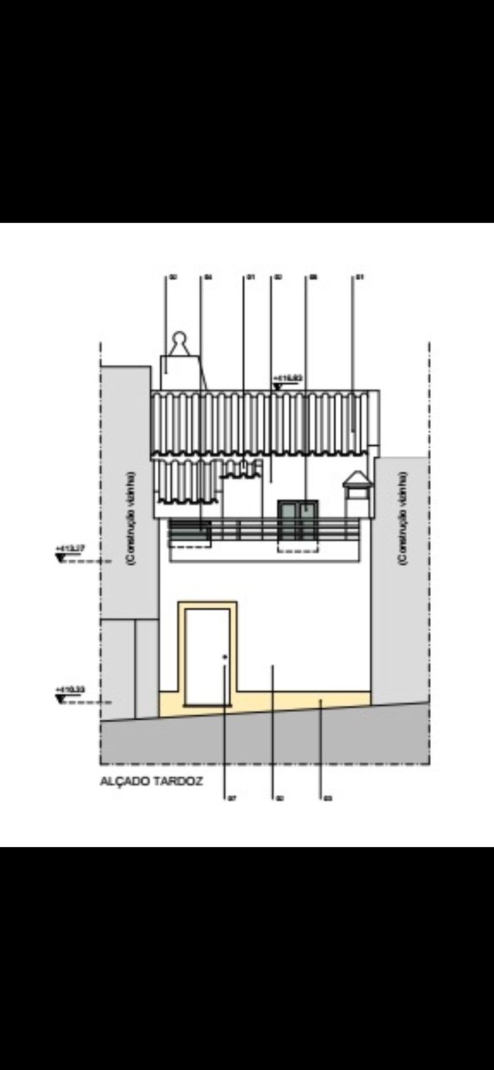 Moradia em banda T2, com terraço.
