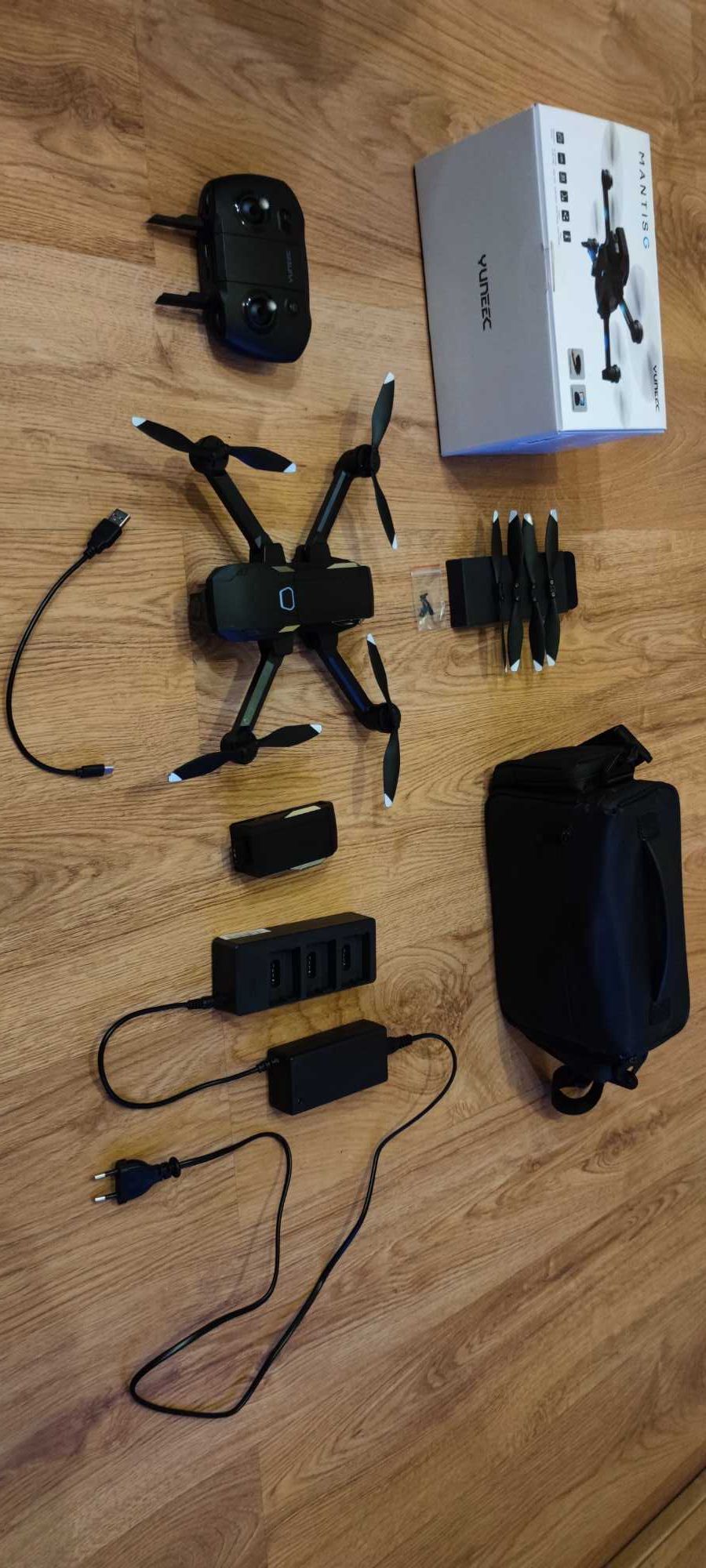 Dron Yuneec Mantis G  - cały komplet plus bateria i dedykowana torba .