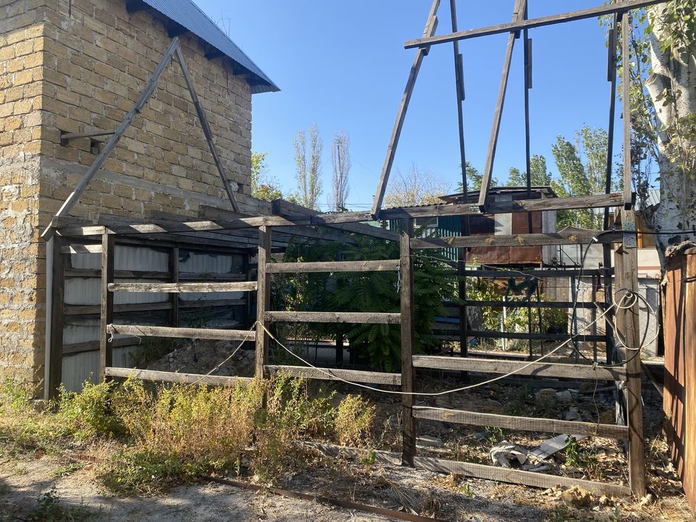 Продам місце на причалі та дві металеві будки
