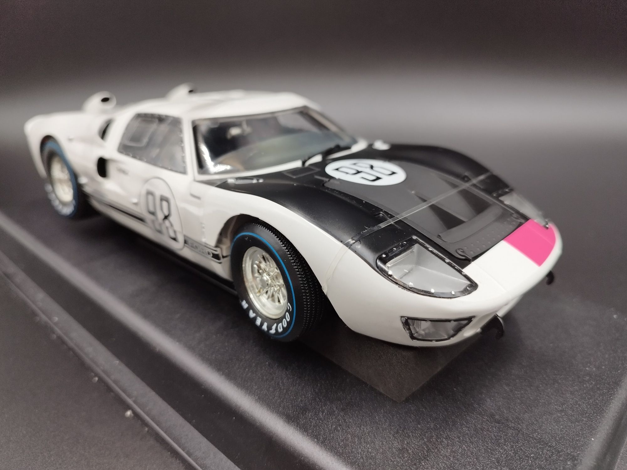 1:18 Shelby COLLECTIBLES  Ford GT40 MK ll model