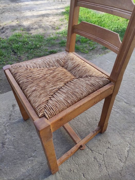 Komplet krzeseł drewnianych z plecionymi siedziskami