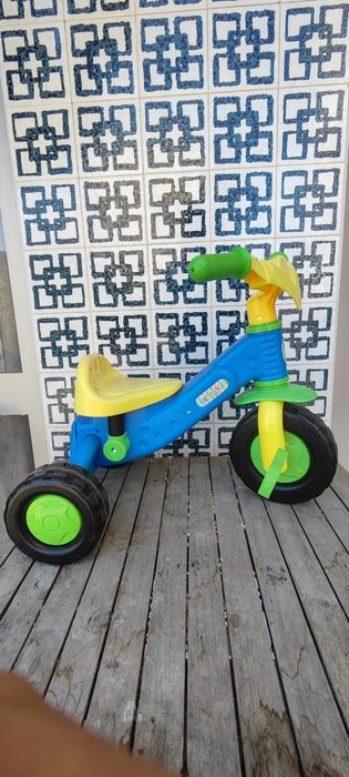 Triciclo colorido – ideal até aos 3 anos