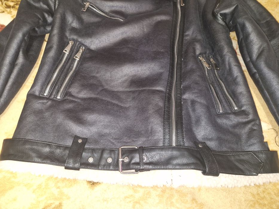 Жіноча куртка-авіатор з екошкіри з хутряною підкладкою.