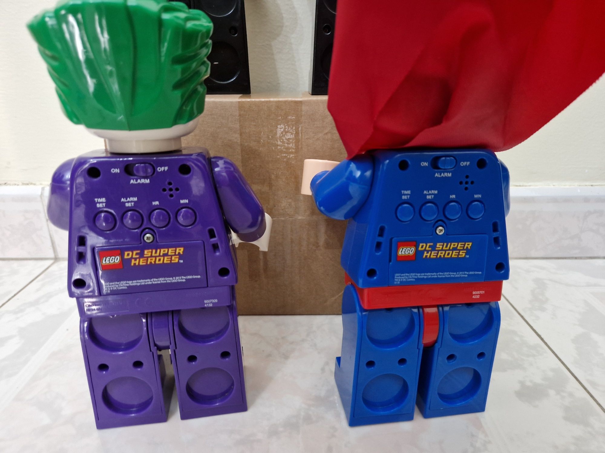 Bonecos Lego com relógio