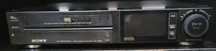 Odtwarzacz kaset VHS firmy SONY wraz z pilotem.