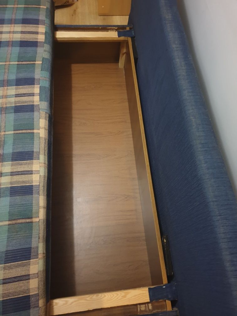 Rozkładana kanapa z poduszkami i pojemnikiem na pościel