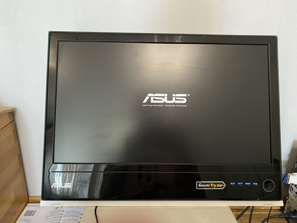 Монитор ASUS 20” компьютер та клавіатура клавиатура