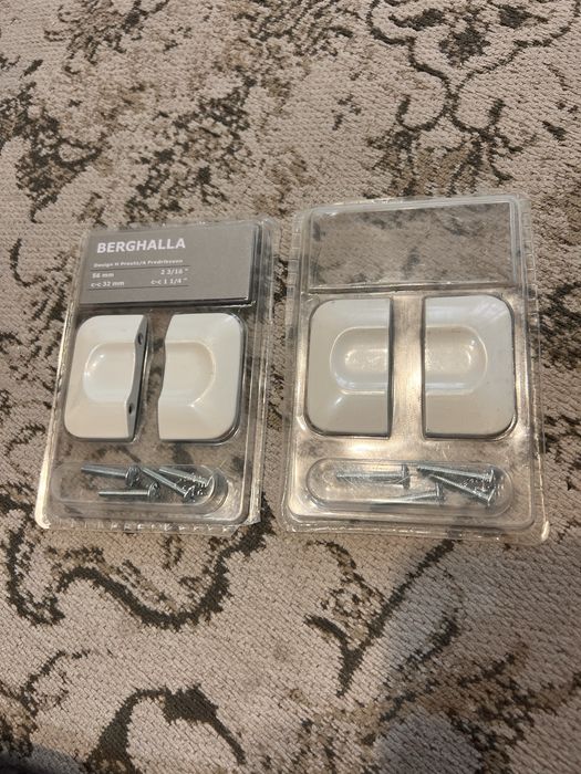 Cztery nowe uchwyty do mebli białe ikea berghalla