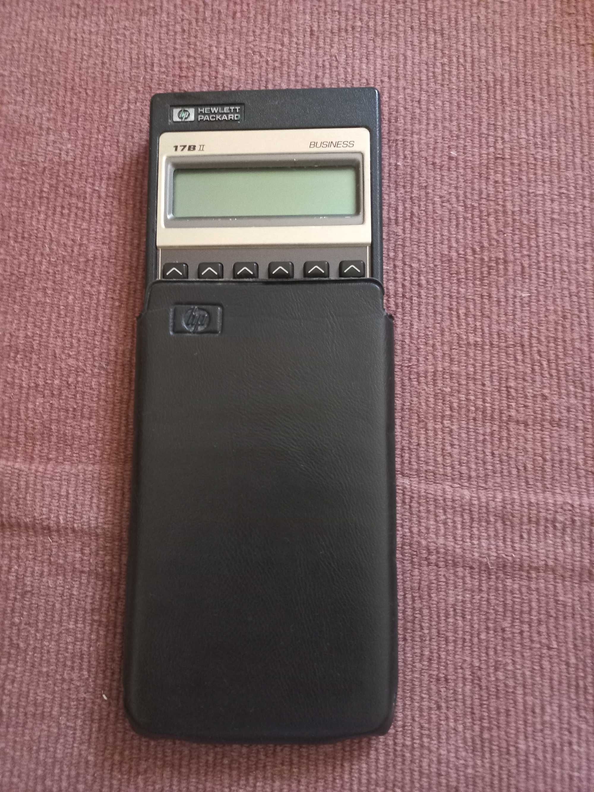 Calculadora HP 17 B II a funcionar, com caixa, manual e bolsa em pele.