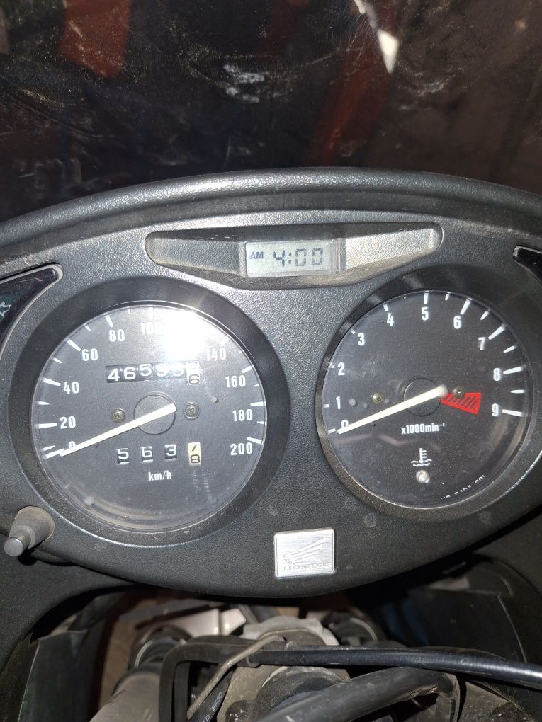 Honda deauville 650 cc 
A mota vem equipada com o r