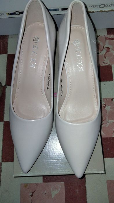 Sapatos beges tamanho 38