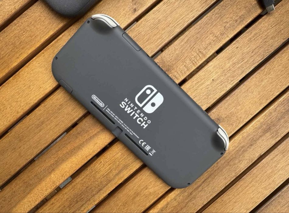 Nintendo Switch Lite + Extras