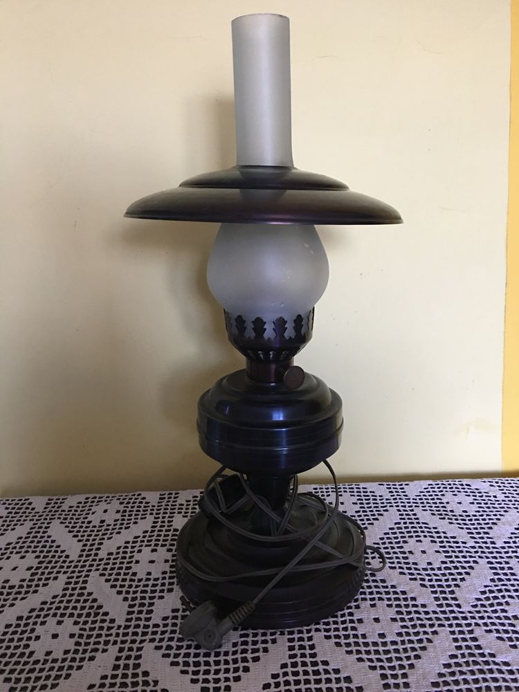 Lampa elektryczna stylizowana na naftową z PRL- u