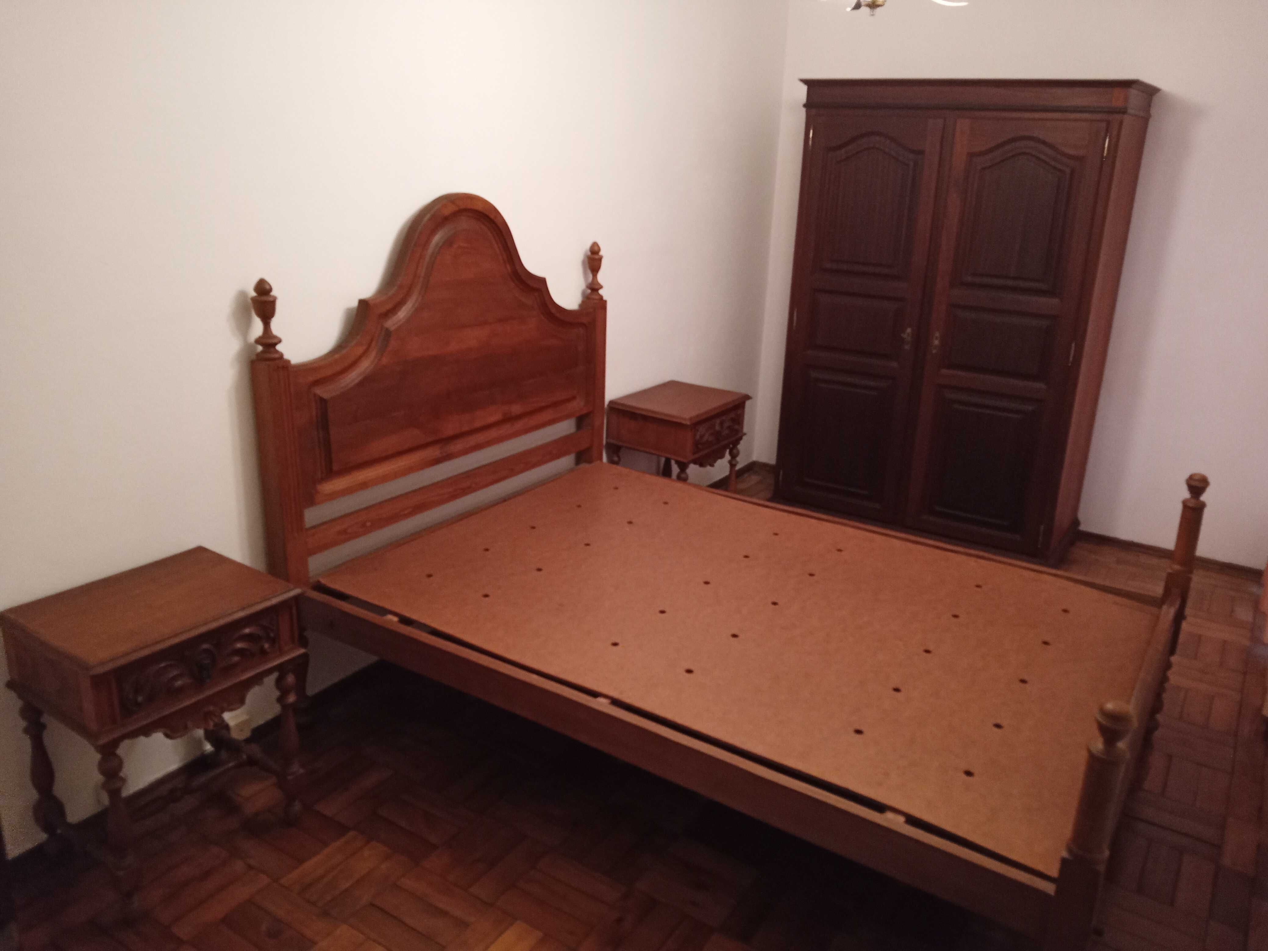 Vendo cama em madeira maciça