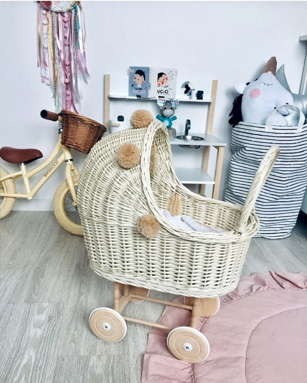 Wozek wiklinowy dla lalek/ misiow handmade pompony