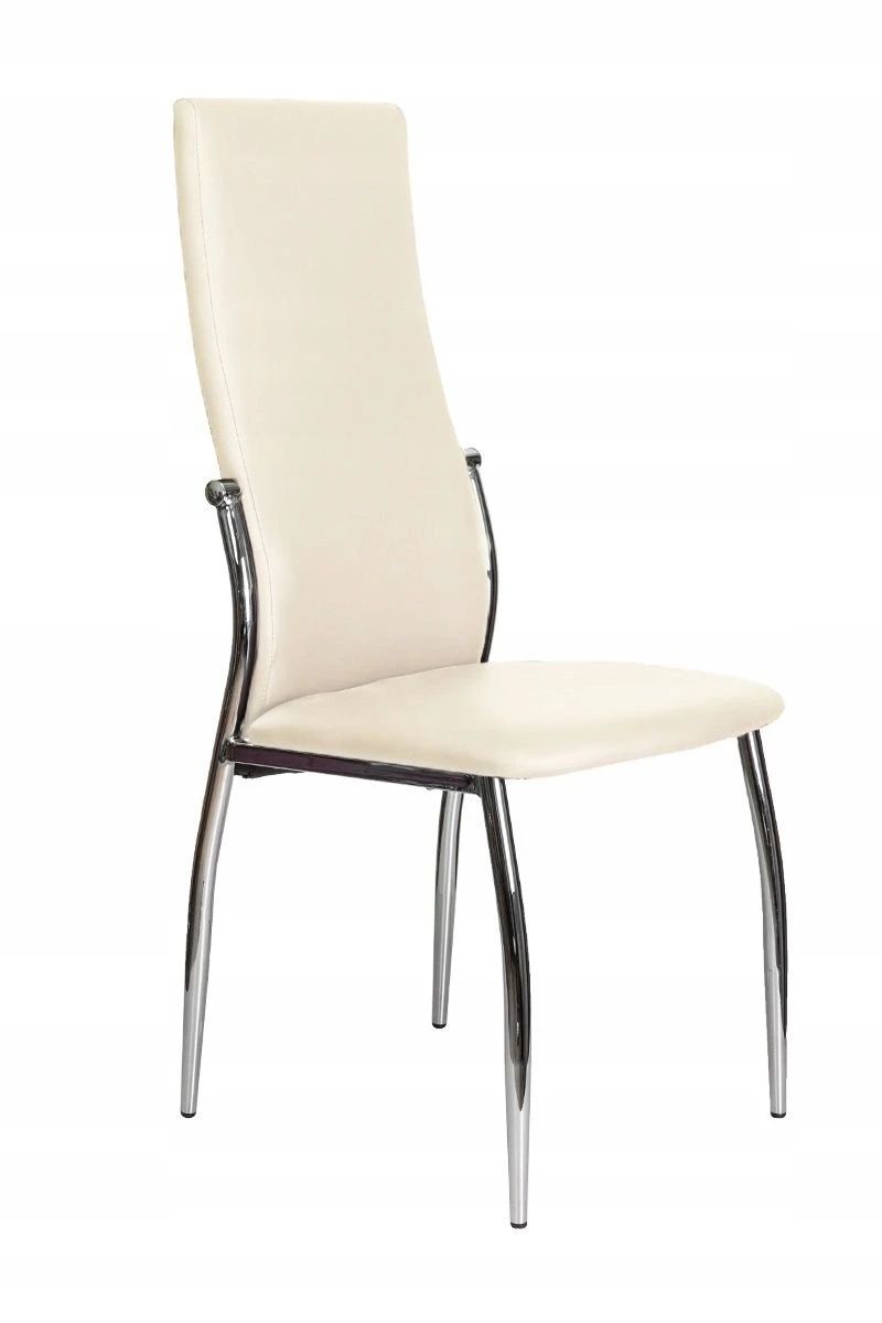 4 krzesła tapicerowane w kolorze białym.
