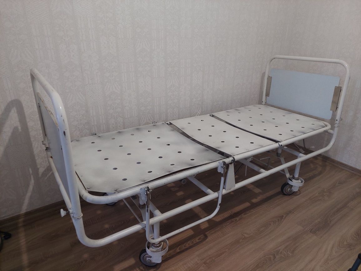 Функціональне ліжко для лежачих хворих трисекційне з матрацем.