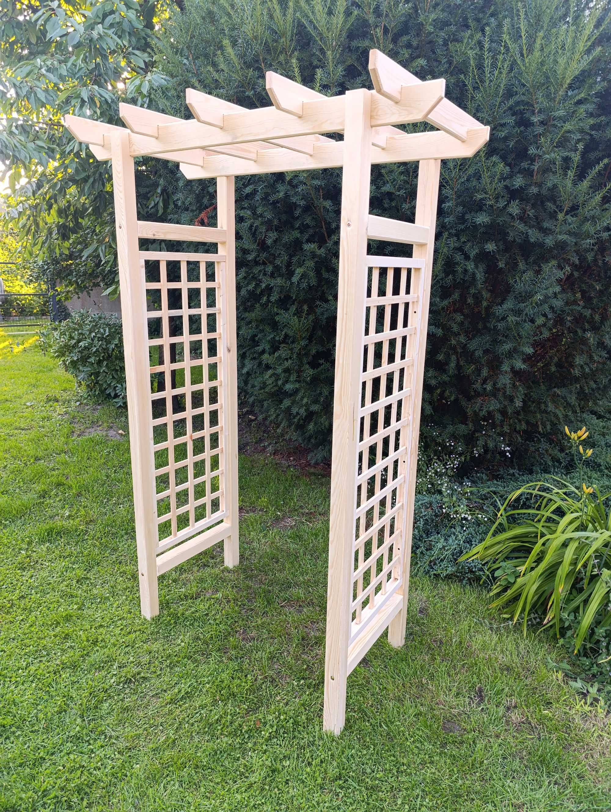 Pergola ogrodowa drewniana solidna konstrukcja grube słupki
