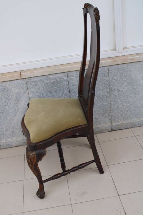 Cadeirão D. José em Nogueira, com entalhamento em Dourado