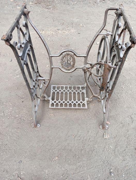 Nogi żeliwne do starej niemieckiej maszyny do szycia na stolik