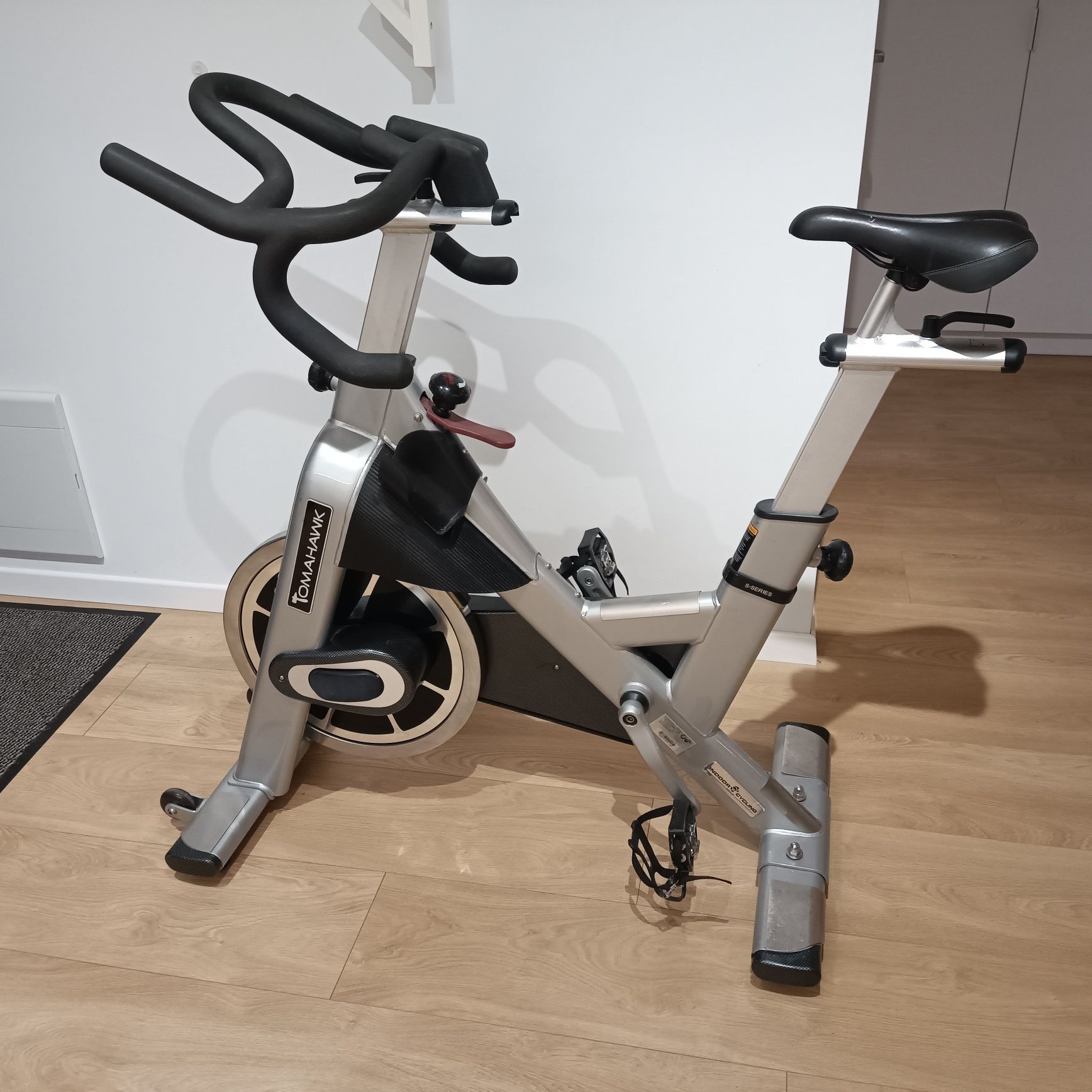 Rower stacjonarny spinningowy Tomahawk S-Series - napęd paskowy