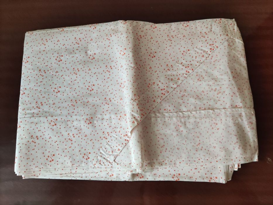 Простирадло бавовняне .яскраві рожеві краплинки на тканині. Виробник м