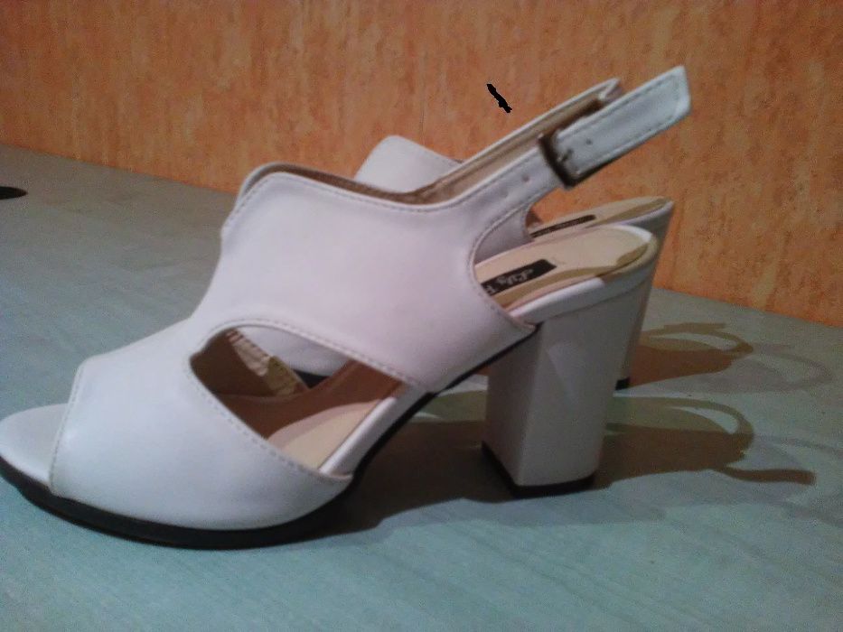 buty jak nowe- sandały na słupku 37/38 wkładka 24cm, obcas 8,5cm