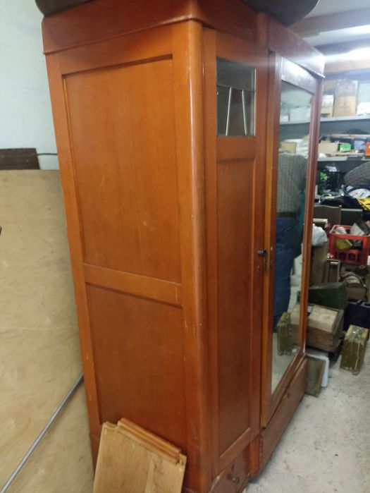 Шкаф с тремя полкамиб/у1000гр