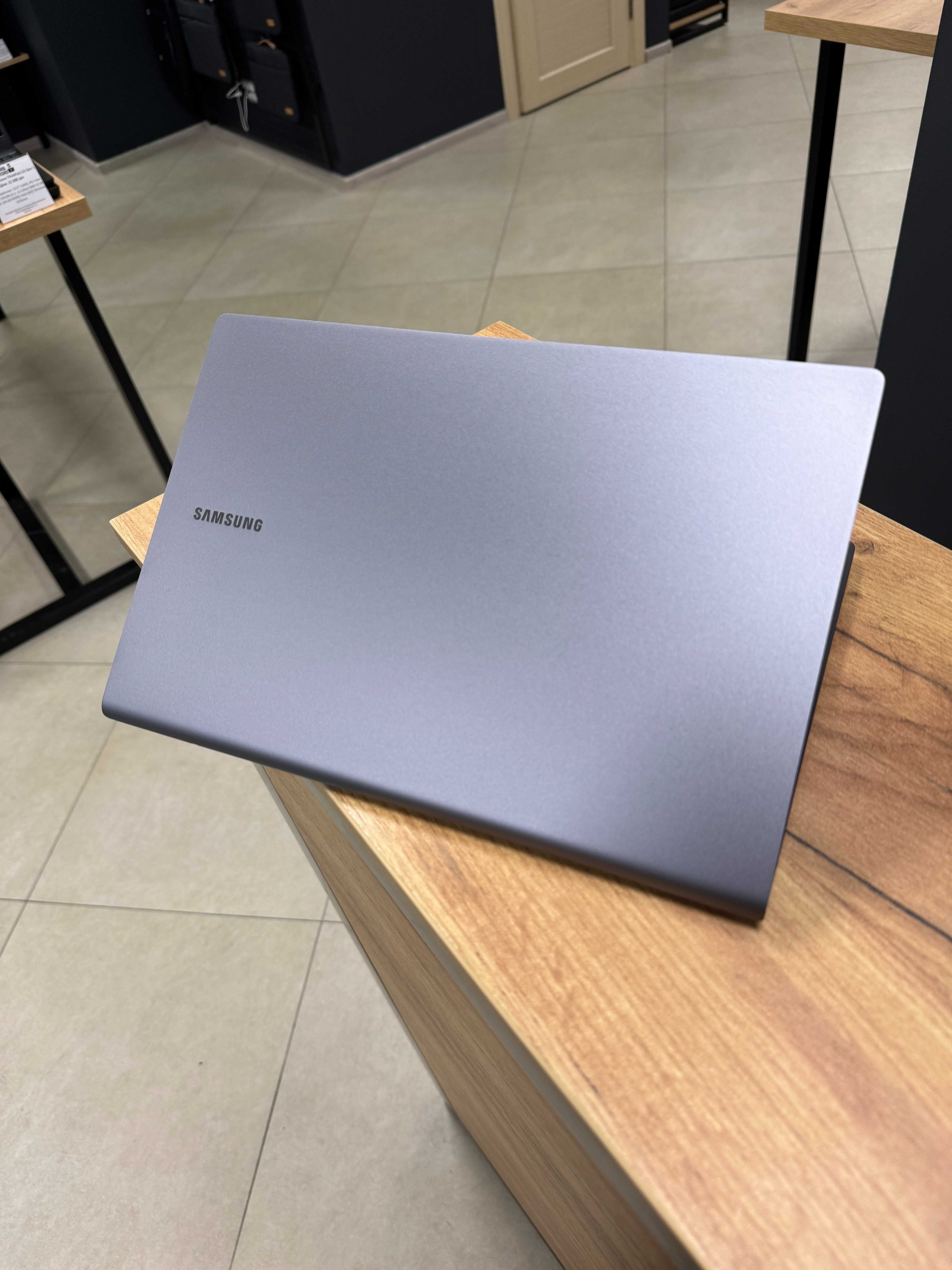 Сенсорний Samsung Galaxy Book S - Core i5 L16G7/8 GB DDR4/256 NVME/IPS