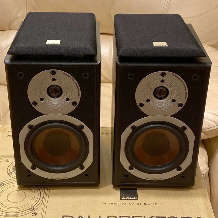 Акустика Dali Spektor 1 та Dali Spector Vokal в кольорі Black Ash