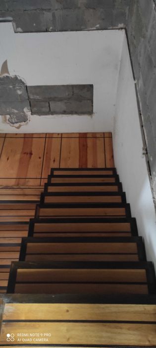 Schody dębowe na sosnowej podbudowie