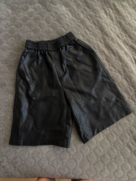Чорні шкіряні жіночі шорти бермуди