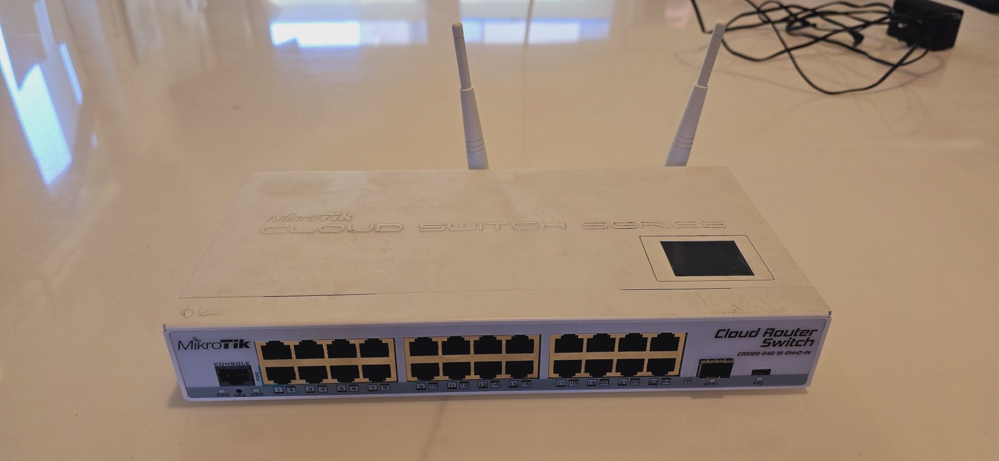 MikroTik Cloud Router Switch CAS-24G-2HnD-in wifi 24 porty