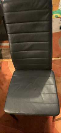 Cadeiras pretas e cinzentas