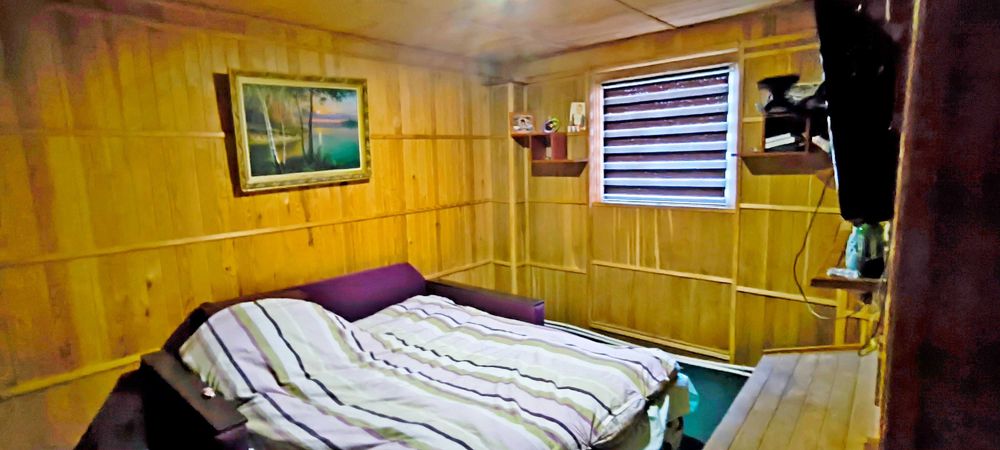 Продається будинок зі стайнею на 9 коней і територією 80 соток