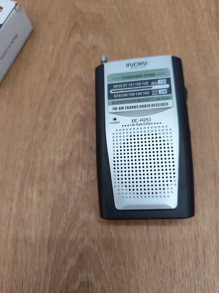 Mini radio portátil
