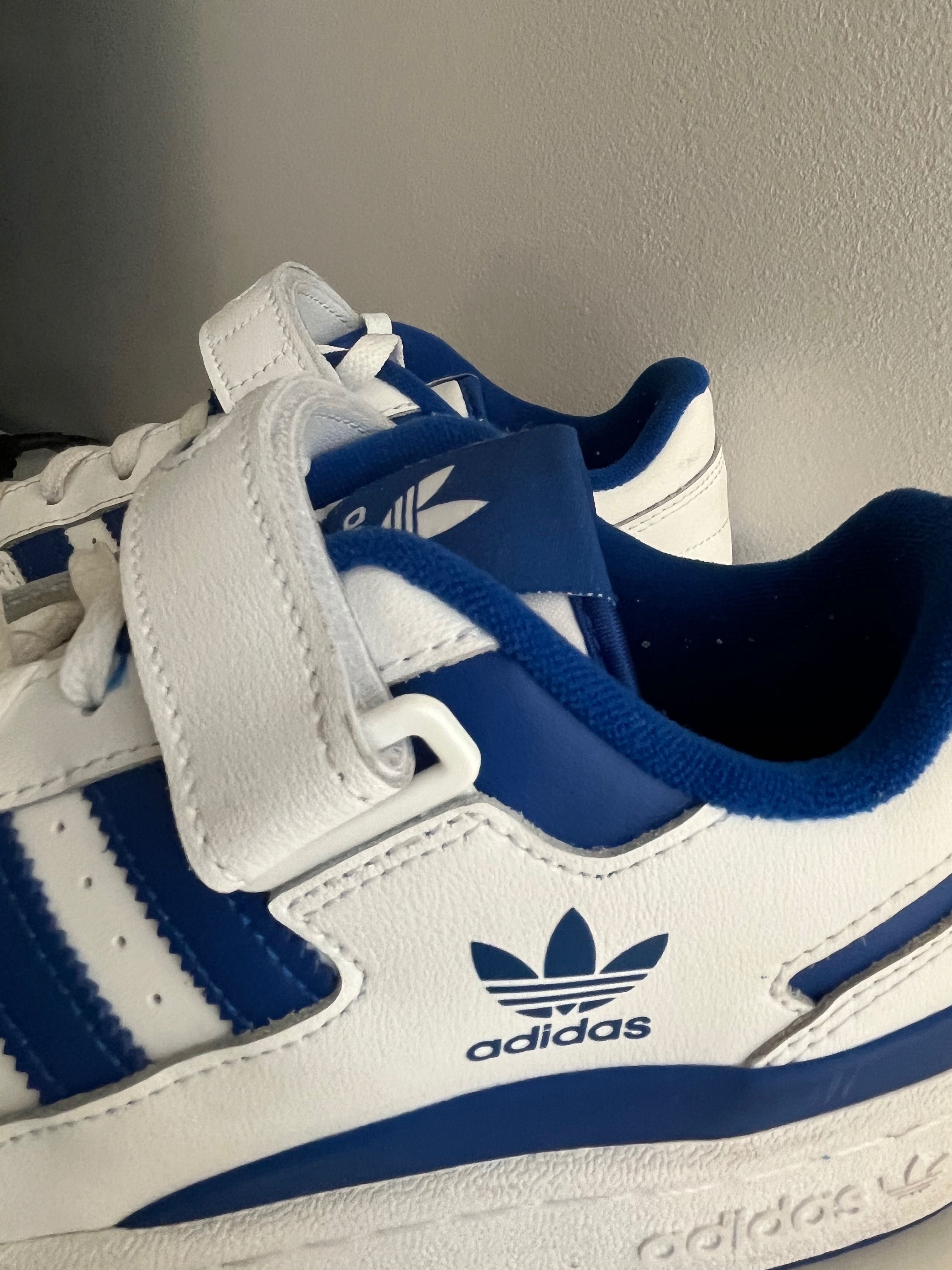 Sapatilhas Adidas Fórum brancas e azuis