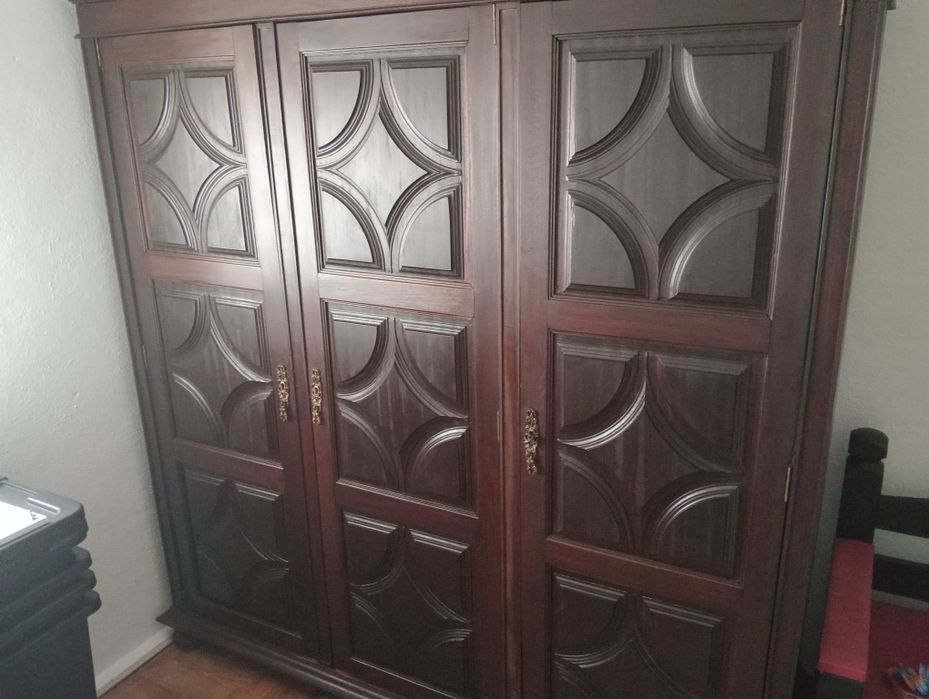 Roupeiro em mogno com 3 portas uma c,/ espelho
