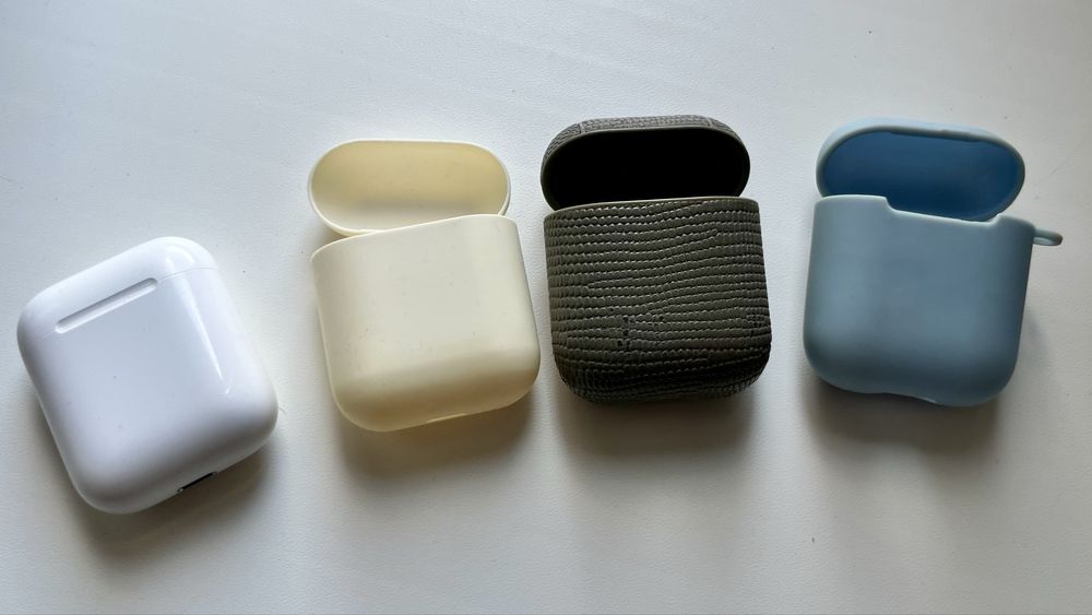 Зарядний кейс навушників AirPods 2 (оригінал) i три чохла