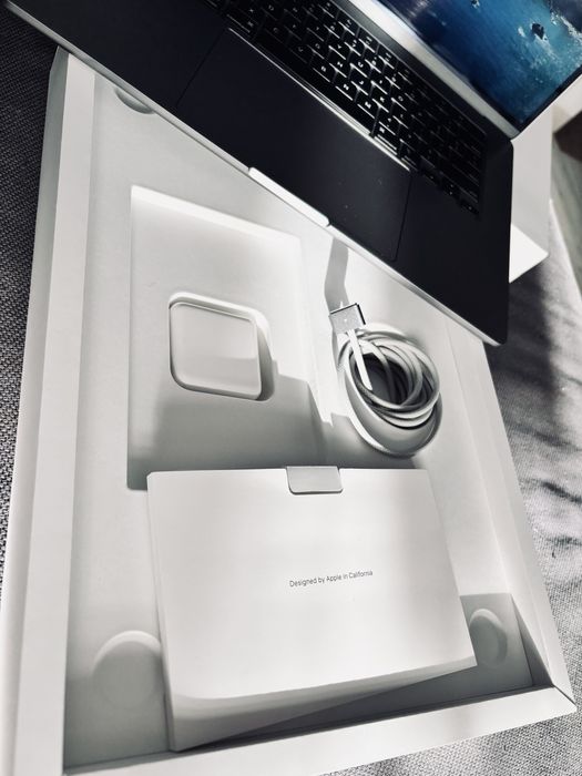 15 cali Laptop Apple Macbook Air 15,3” M2 8GB SSD 256GB