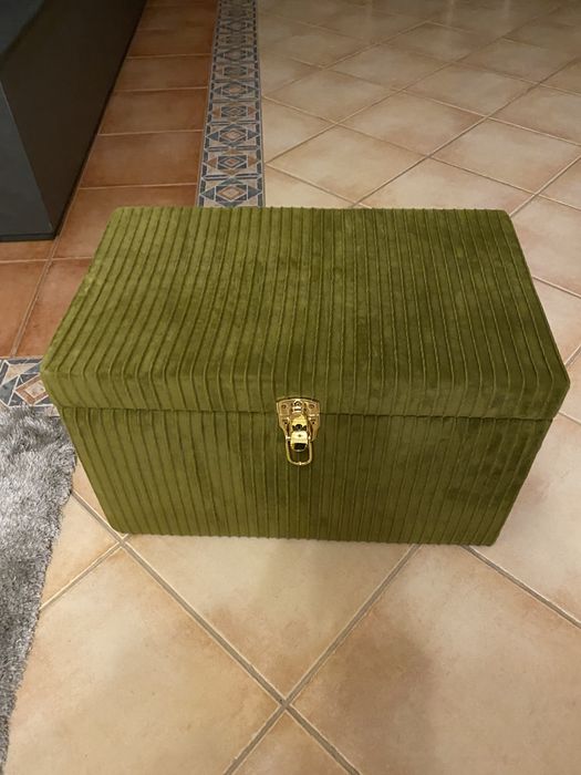 Arca forrada em veludo verde