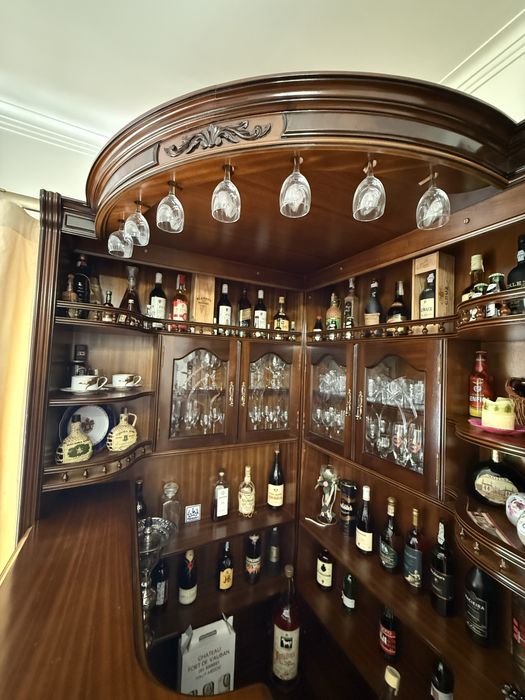 Sala completa: Sofá, bar, mesa de apoio, mesa jantar e cadeiras