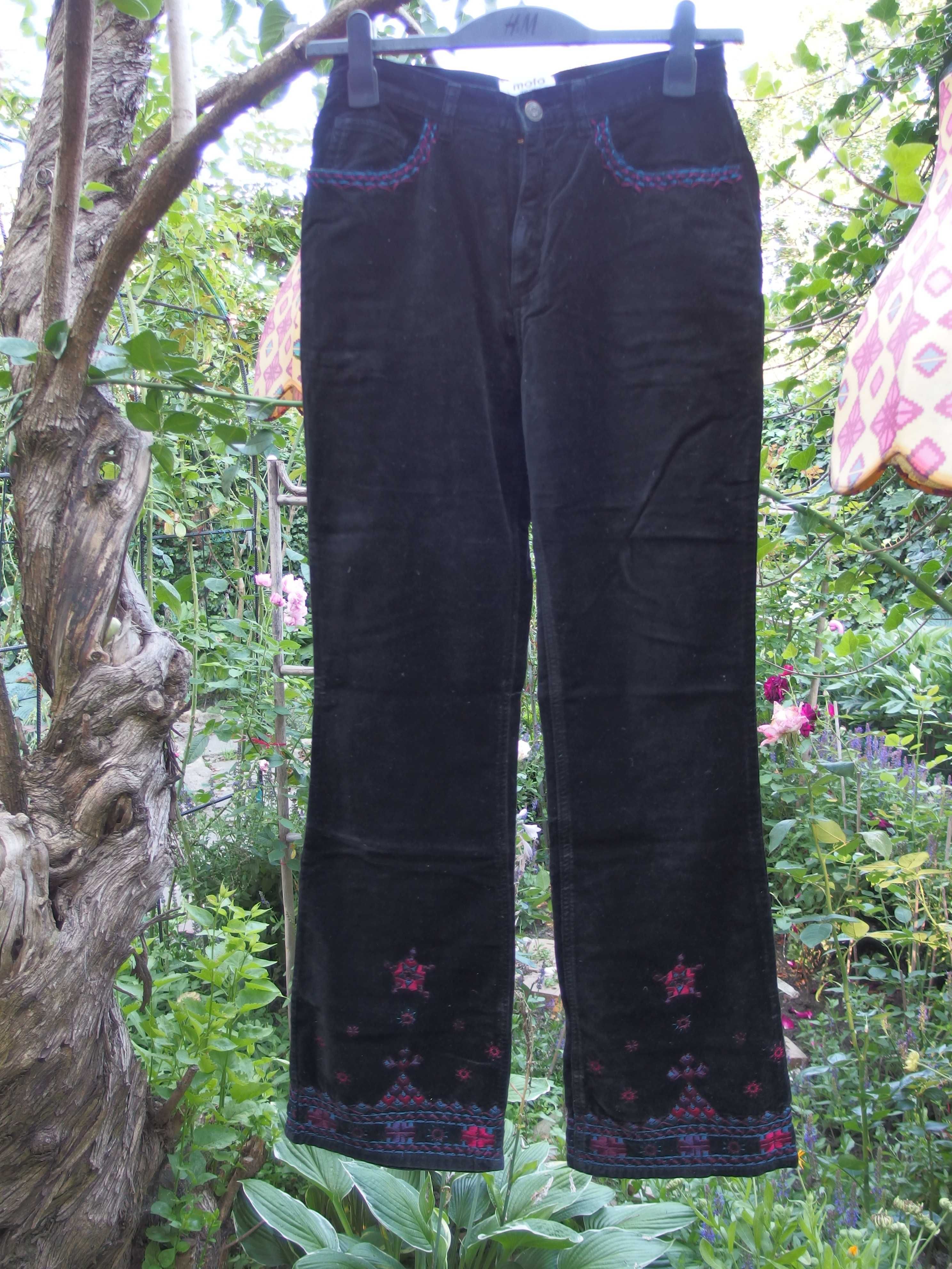 Spodnie welurowe Moto Jeanswear. Made in Hong Kong. Czarne. Haft